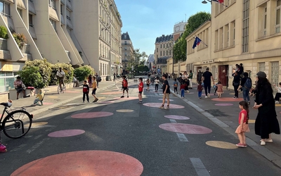 rue avec enfants qui jouent