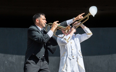 duo de musiciens avec bulle de savon