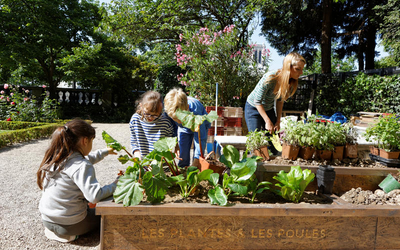 Enfants en atelier jardinage