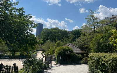 jardin avec jeux pour enfants 