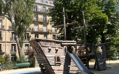 jardin avec jeux pour enfants