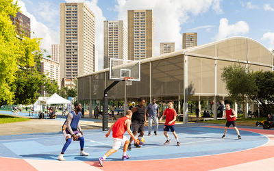 Joueurs de Basket, terrain en extérieur 