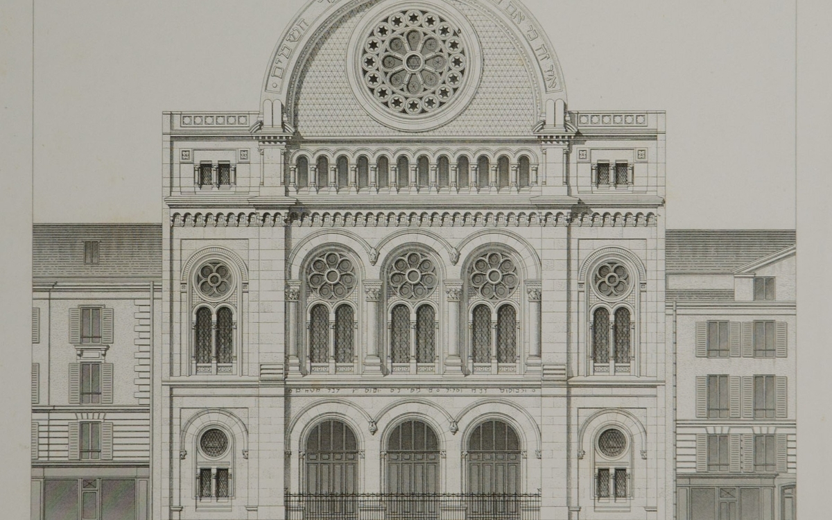 La façade de grande synagogue en noir et blanc