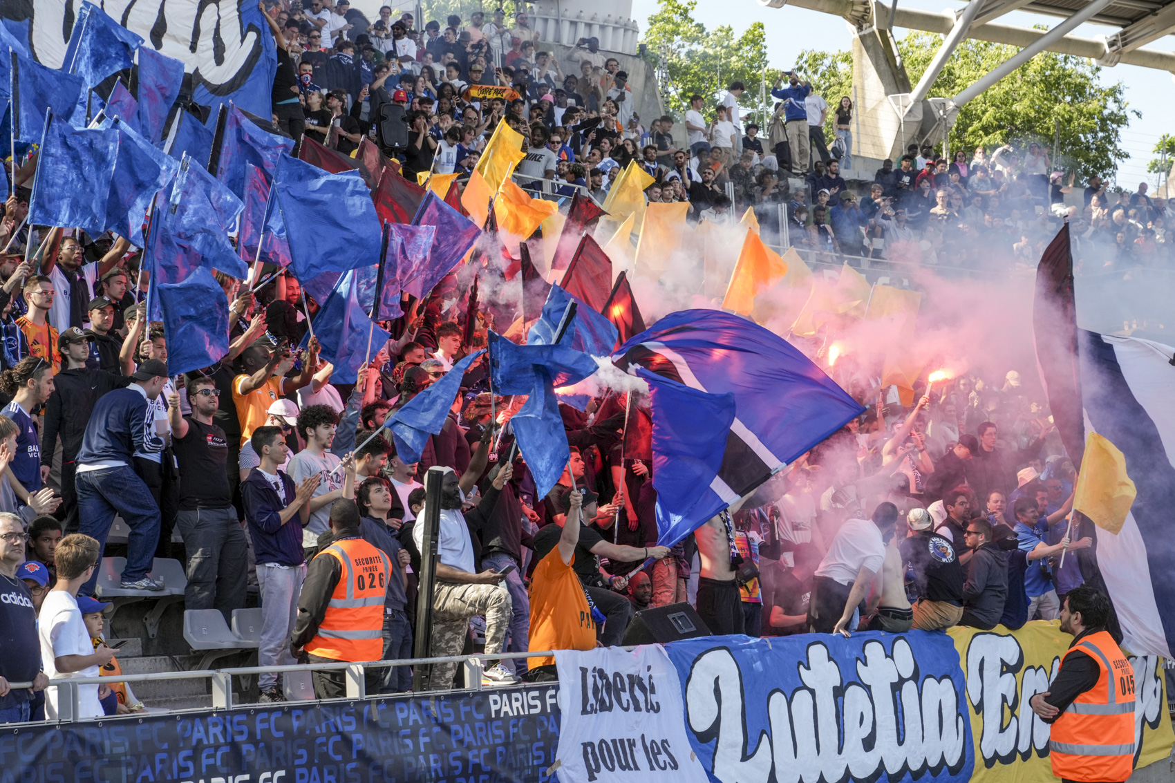 Photo du spectacle pyrotechnique par les Ultras Lutetia au stade Charléty (13e). 