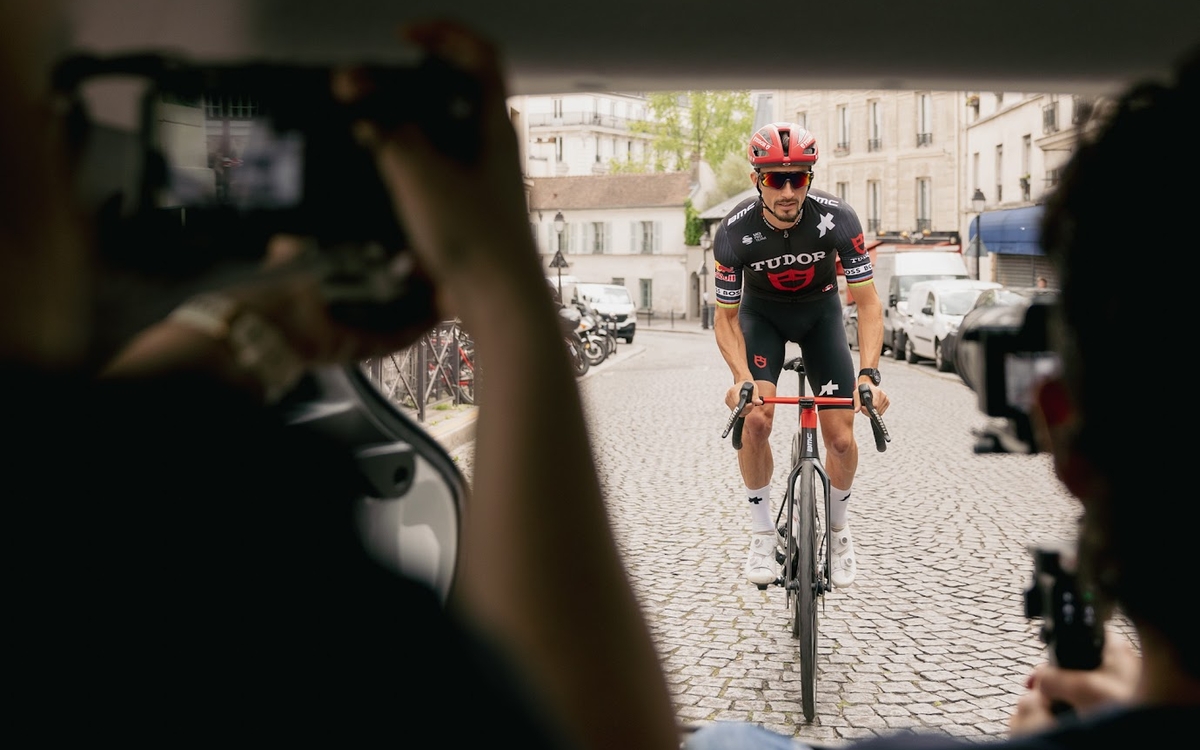 Visuel du coureur Julian Alaphilippe rue Lepic (18e)