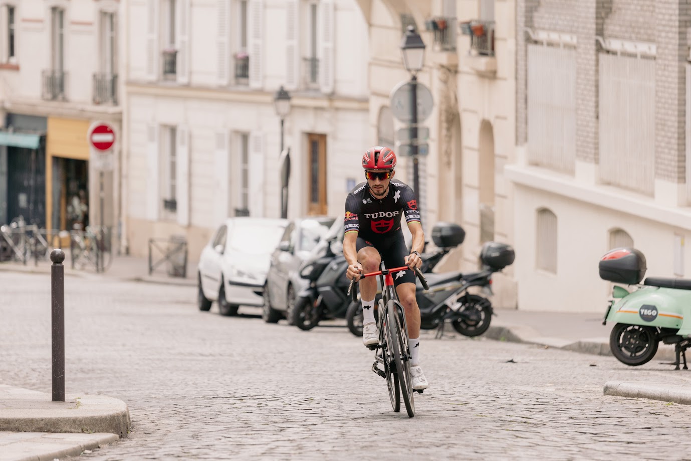 Visuel du coureur Julian Alaphilippe rue Lepic (18e)