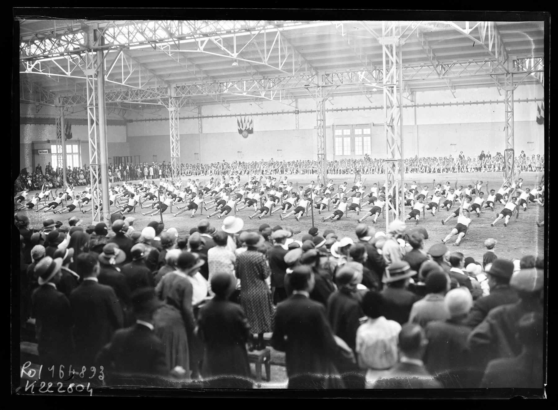 Photo en noir et blanc de sportifs devant un public