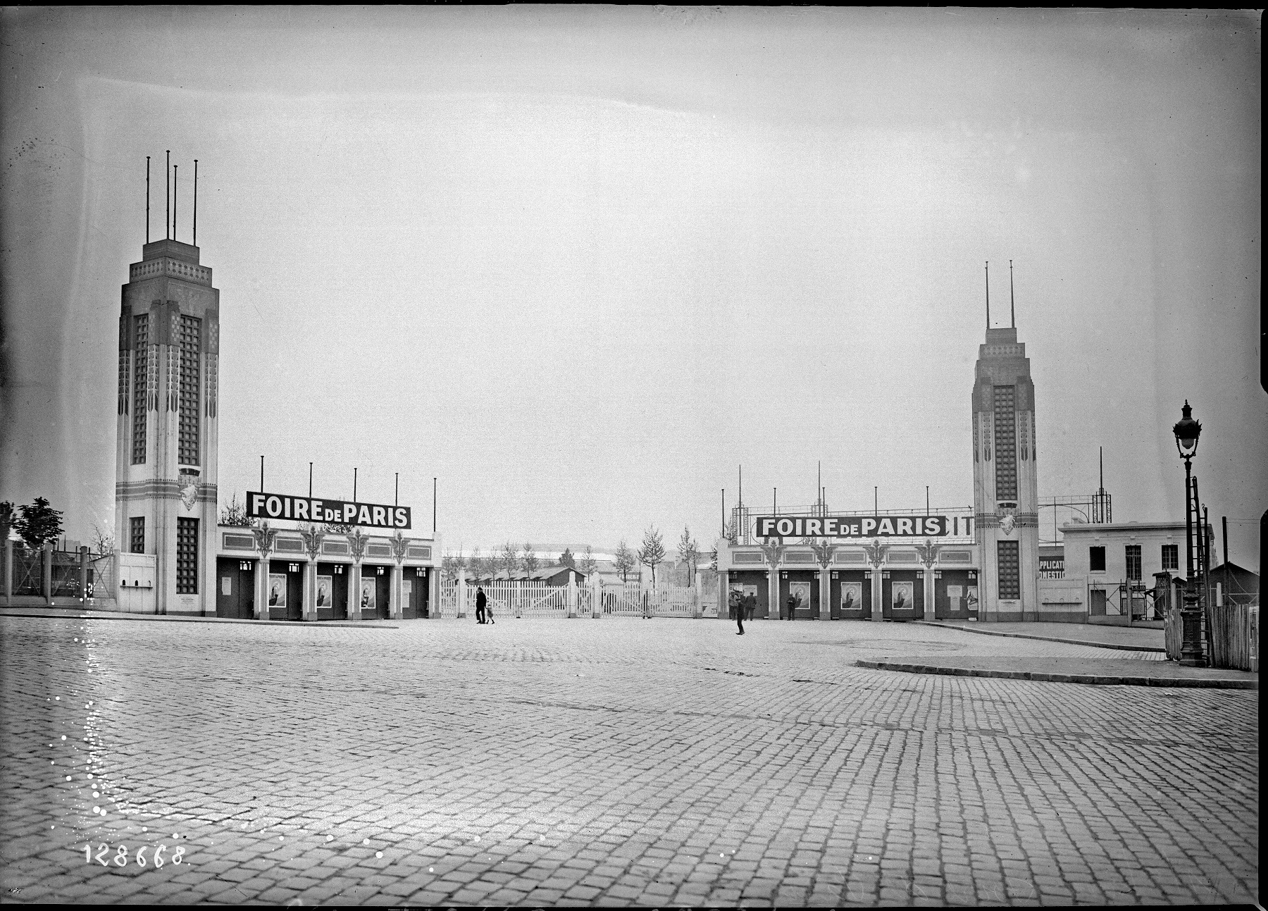 Grande entrée du parc des expositions, photo noir et blanc