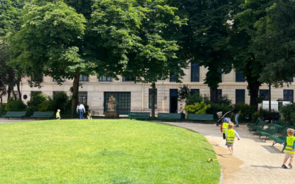 jardin avec jeux pour enfants 