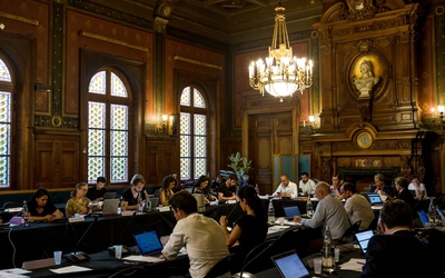 photo illustrant un conseil d'arrondissement