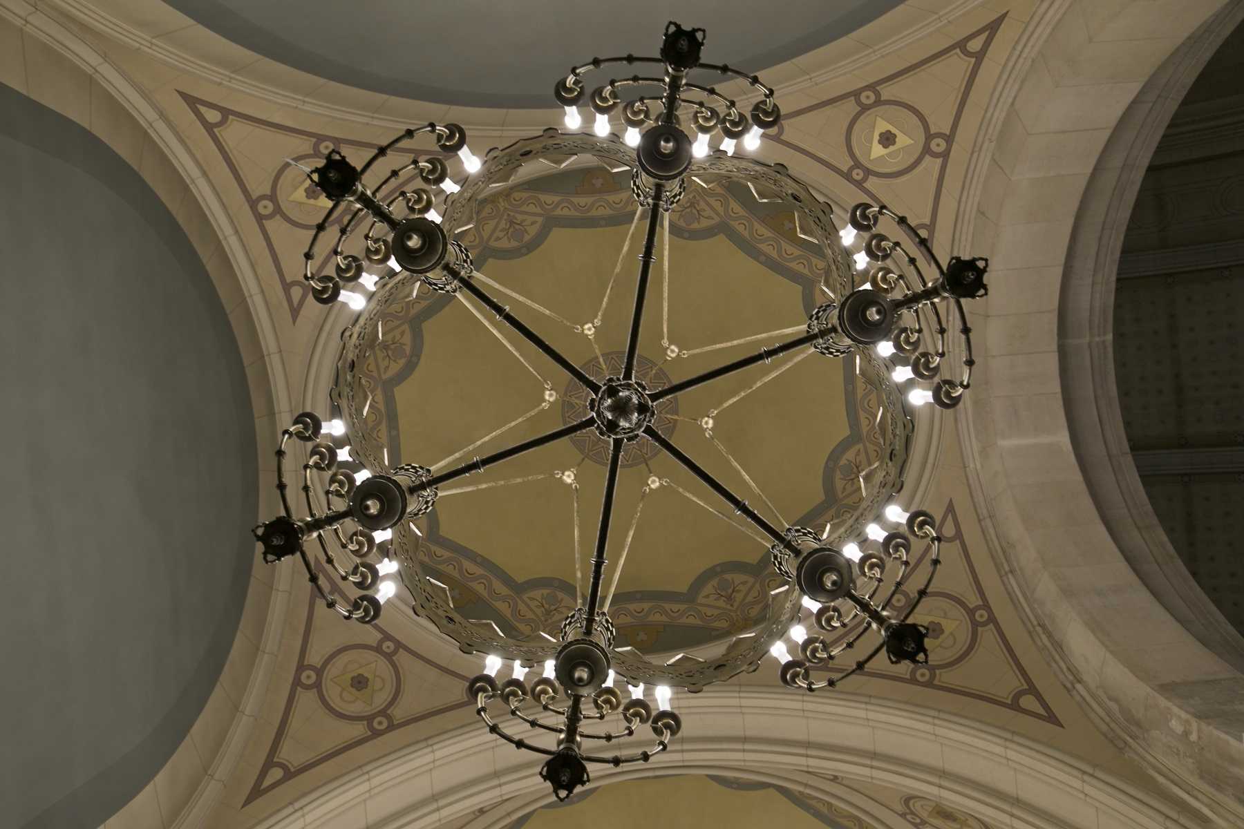 eclairage de la synagogue vue d'en bas