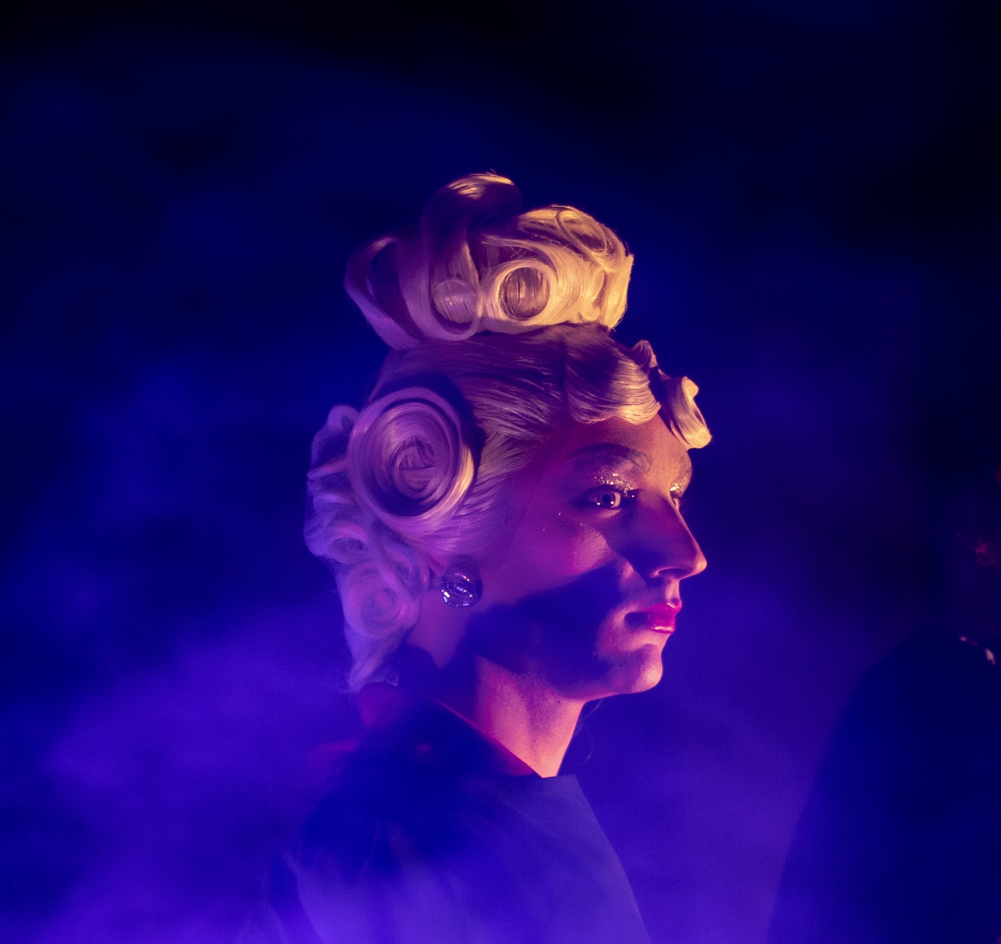 Lady Ricart avec une perruque blonde