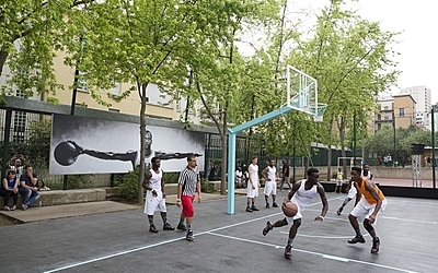 Match de basket en extérieur