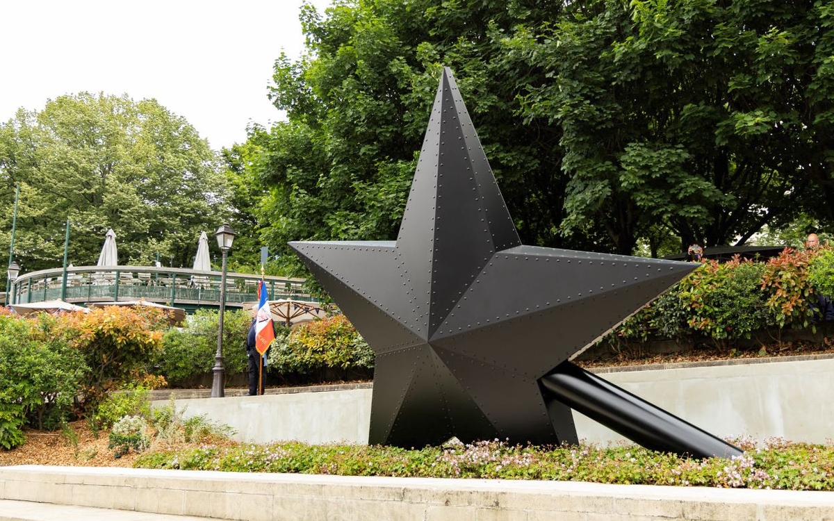 Mémorial aux victimes homosexuelles de la déportation et à toutes les personnes LBGTQIA+ persécutés, installé sur le quai de l'Arsenal à Bastille.