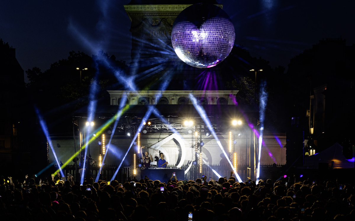 Bal de l'Amour place de la Bastille.