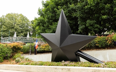 Mémorial aux victimes homosexuelles de la déportation et à toutes les personnes LBGTQIA+ persécutés, installé sur le quai de l'Arsenal à Bastille.