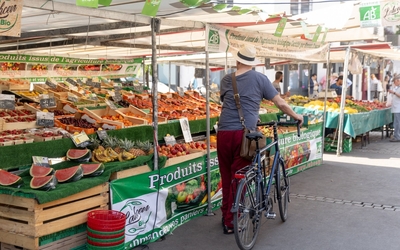 Une personne faisant ses courses au marché