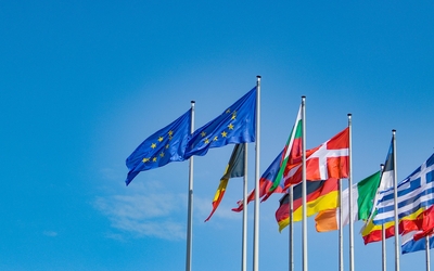 plusieurs drapeaux européens volant au vent, le ciel bleu en fond