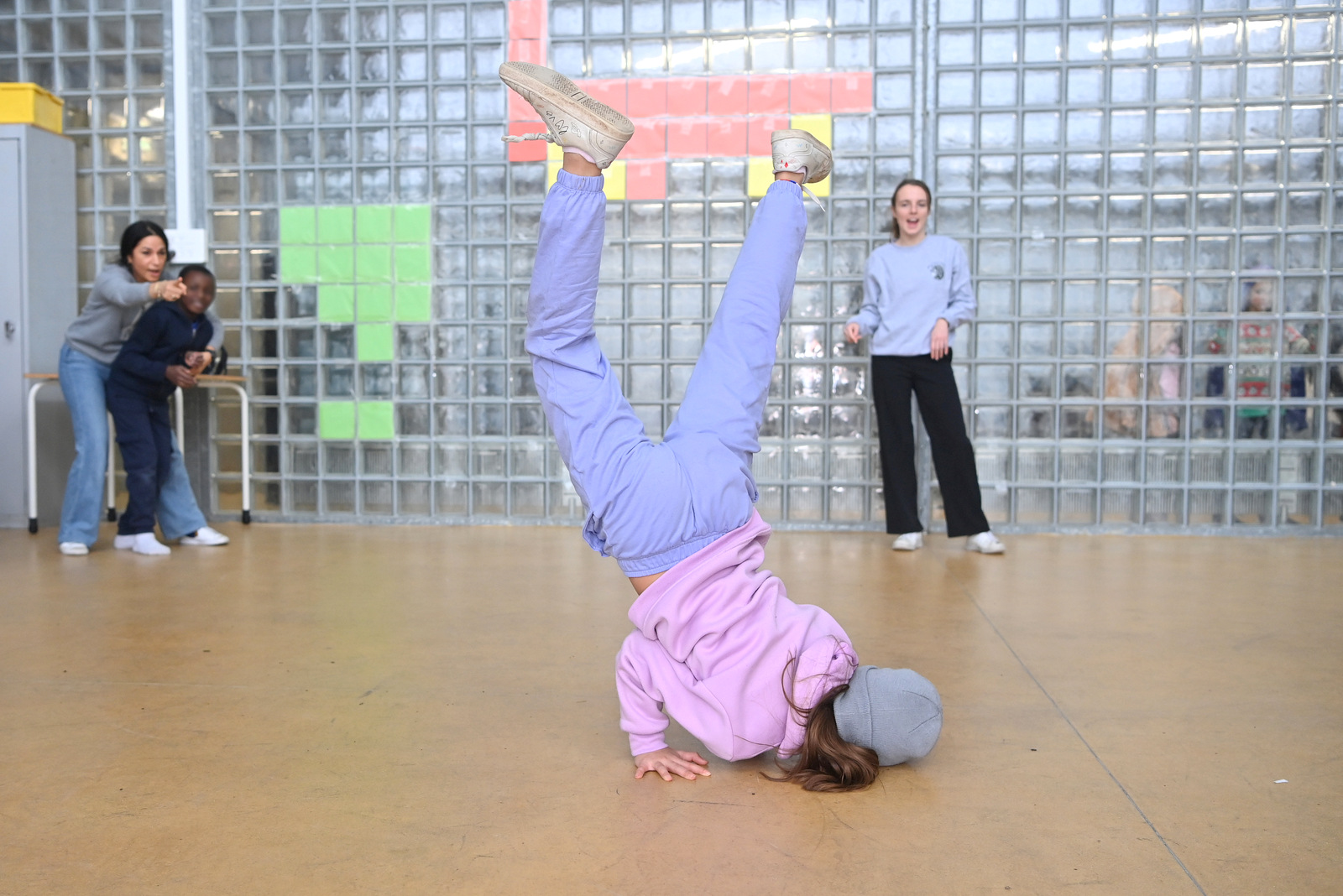 Une élève de CM1 faisant une figure de breakdance dans l'atelier inclusion par le mouvement