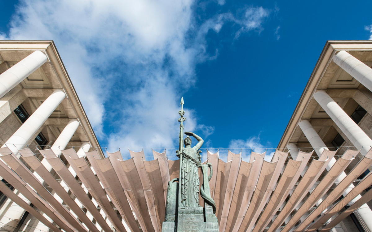 Vue en contre plongée vertigineuse de l'entrée du Musée d'Art Moderne de PAris