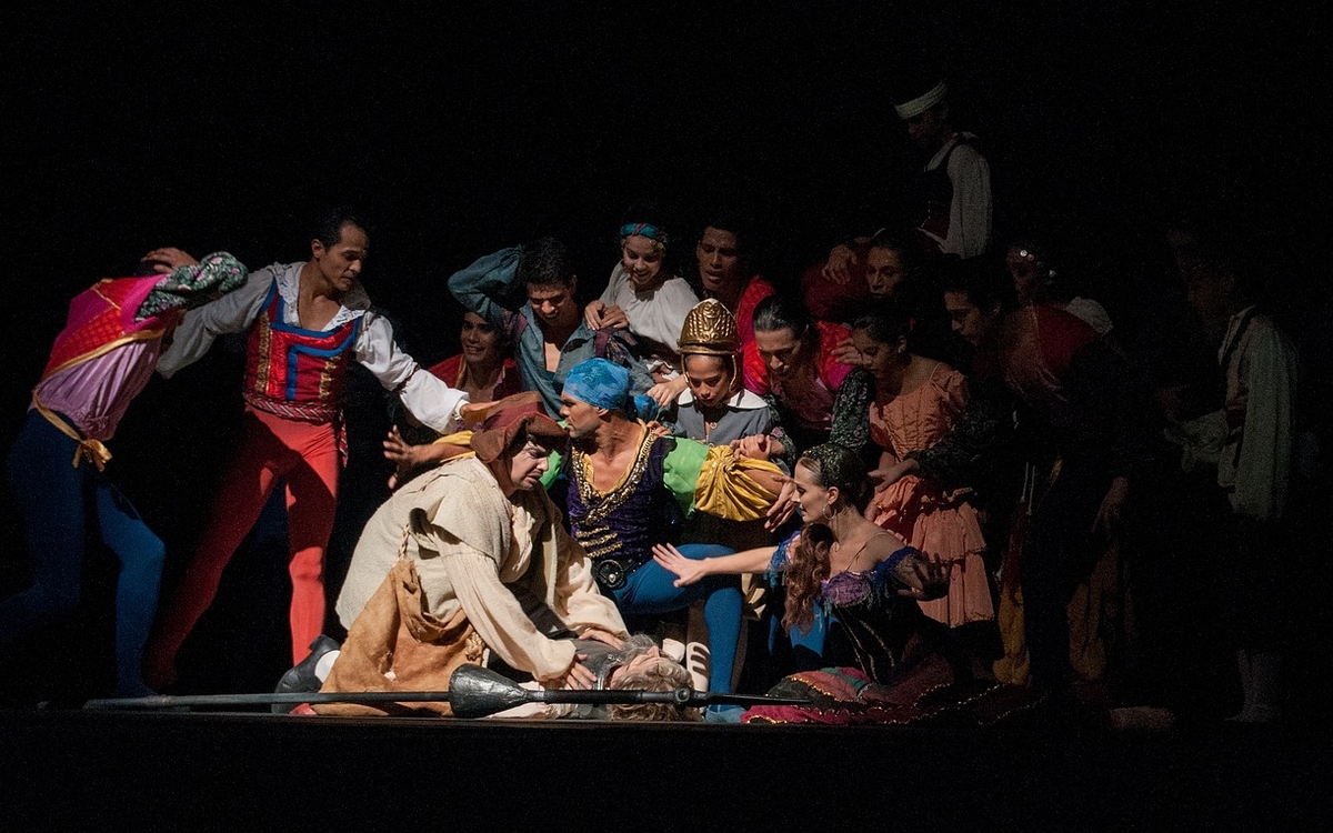 Une troupe de théâtre en pleine performance de Don Quichotte