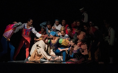 Une troupe de théâtre en pleine performance de Don Quichotte