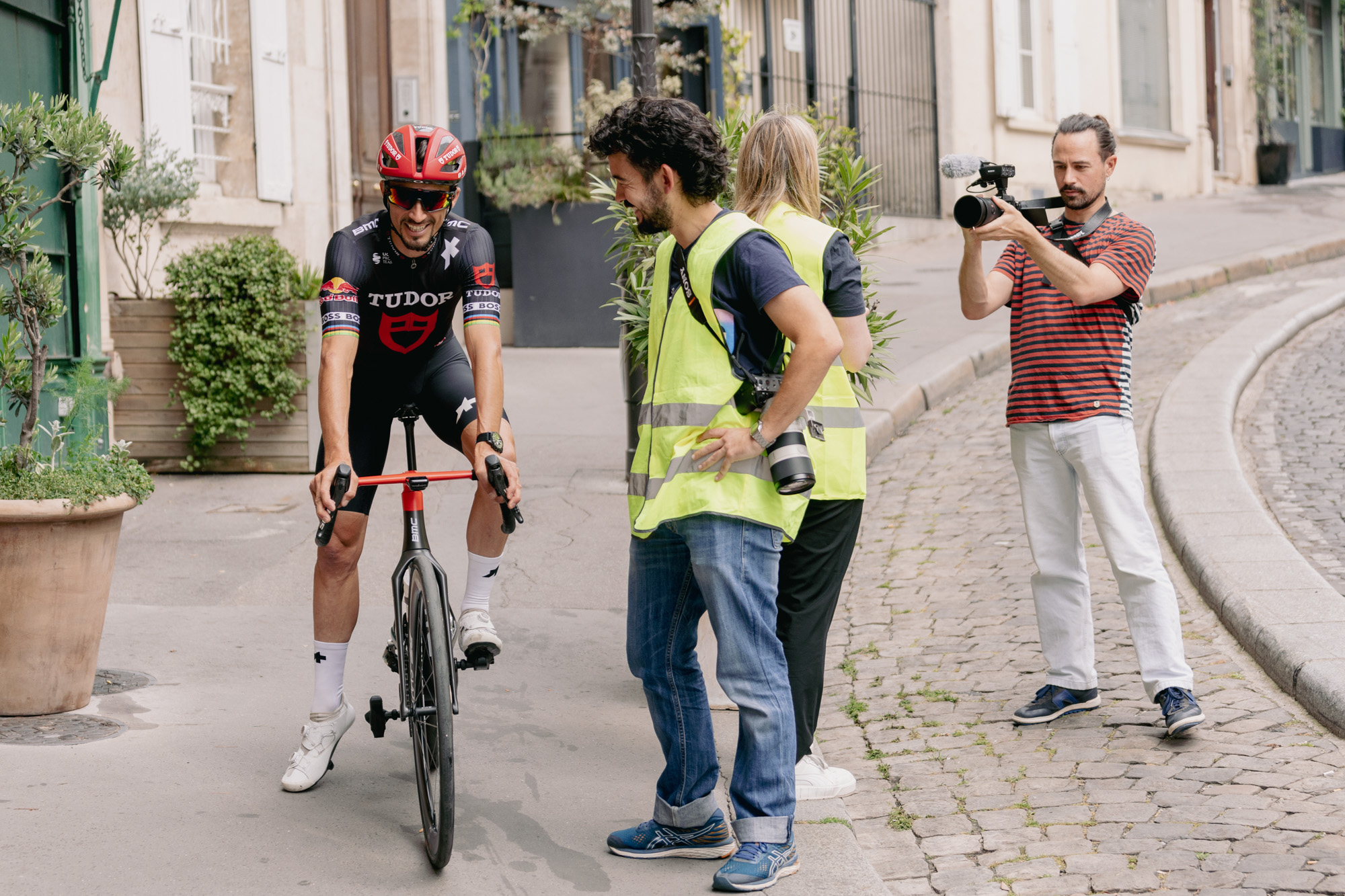 Visuel du tournage rue Lepic avec Julian Alaphilippe