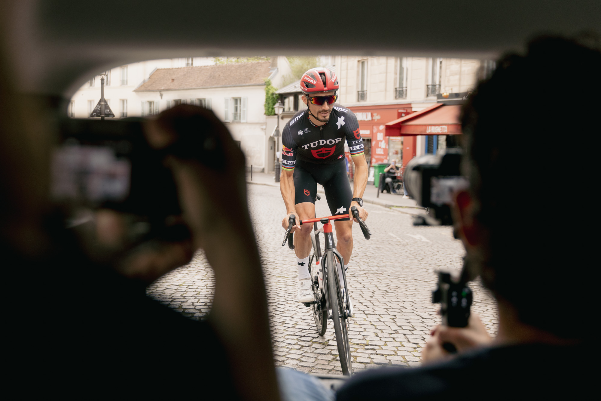 Visuel de l'équipe de la Ville de Paris filmant Julian Alaphilippe Rue Lepic