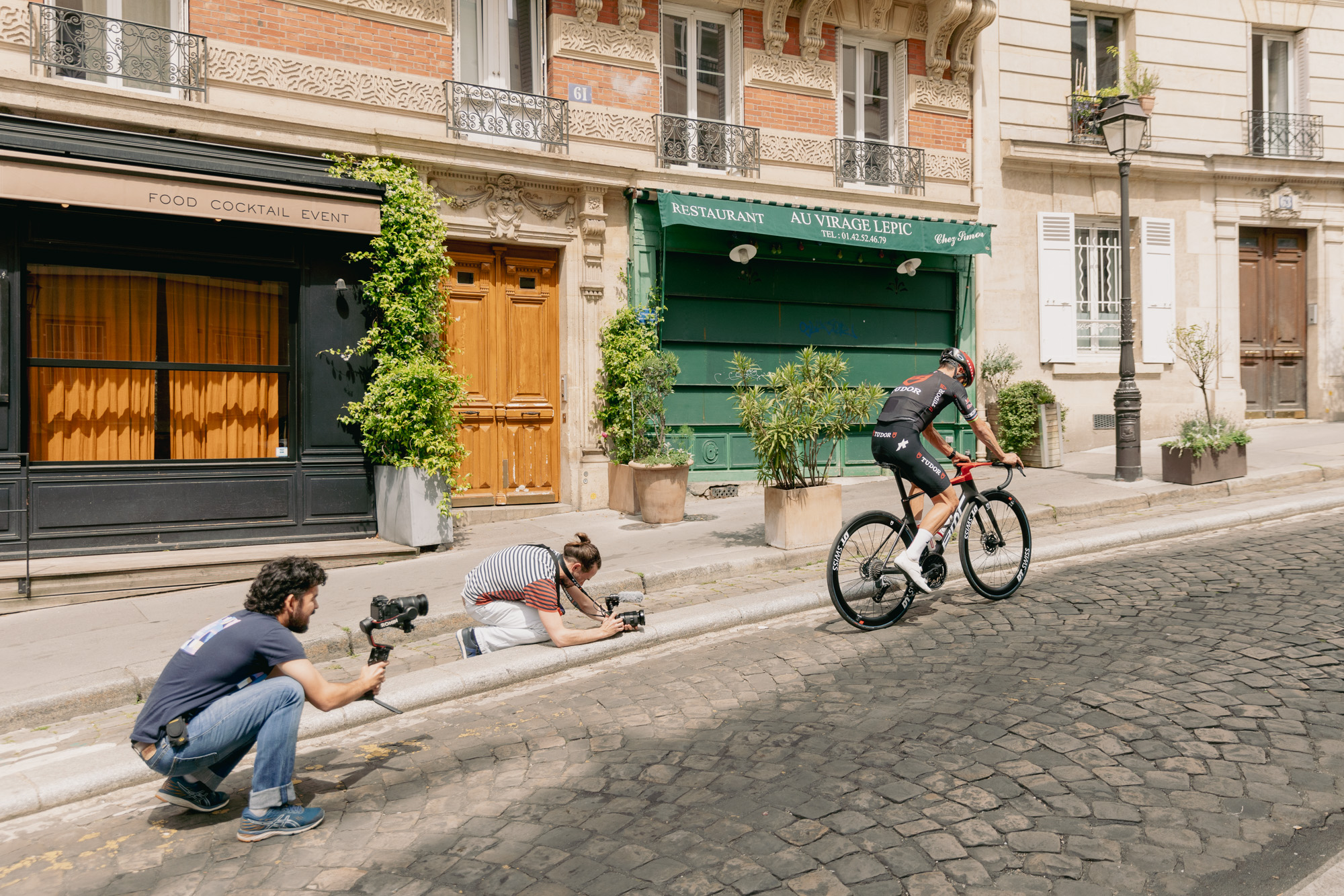 Visuel de l'équipe de la Ville de Paris filmant Julian Alaphilippe Rue Lepic