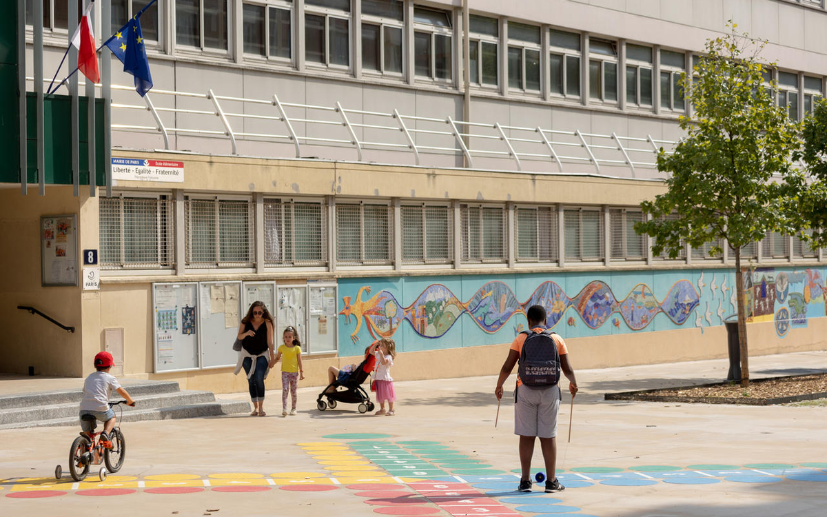 Une enfant joue devant l'école élémentaire Lamoricière