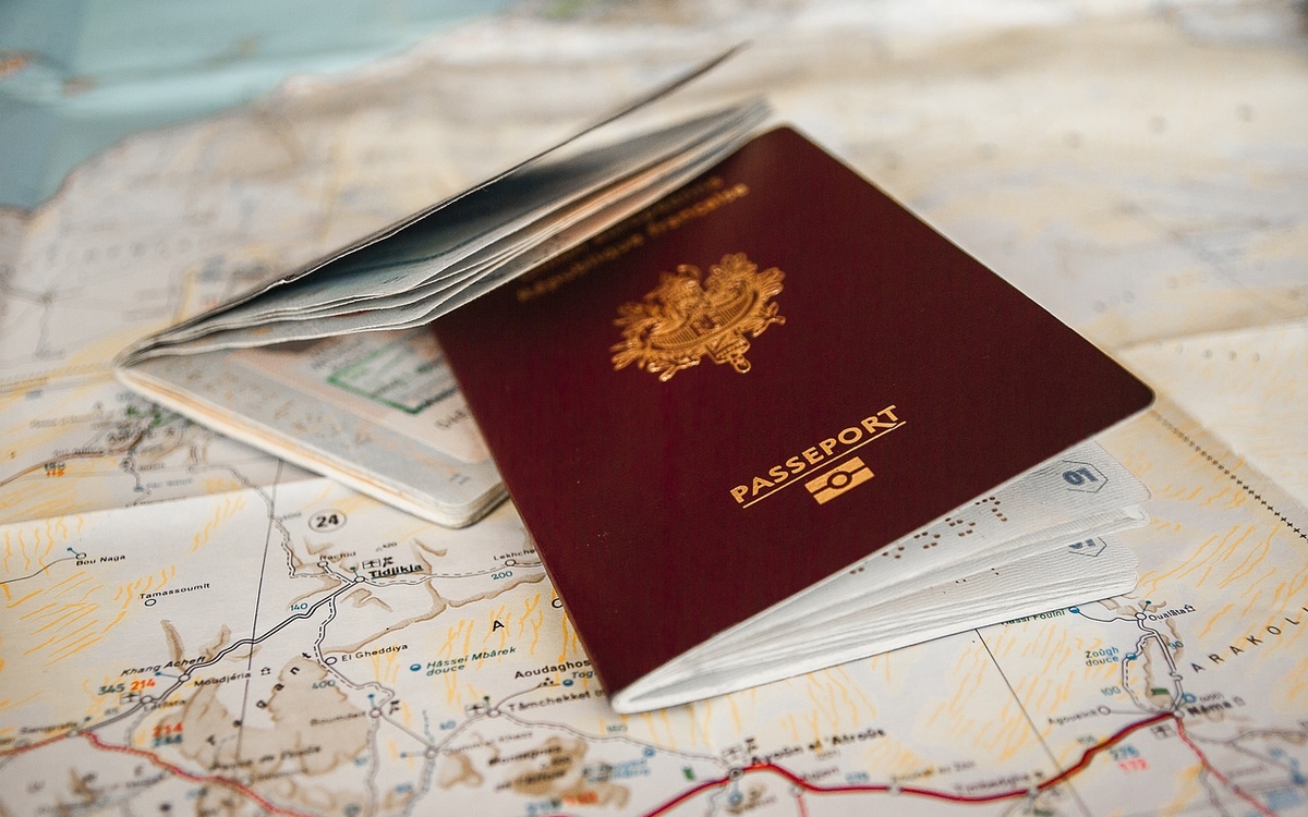 Un passeport posé sur une carte routière