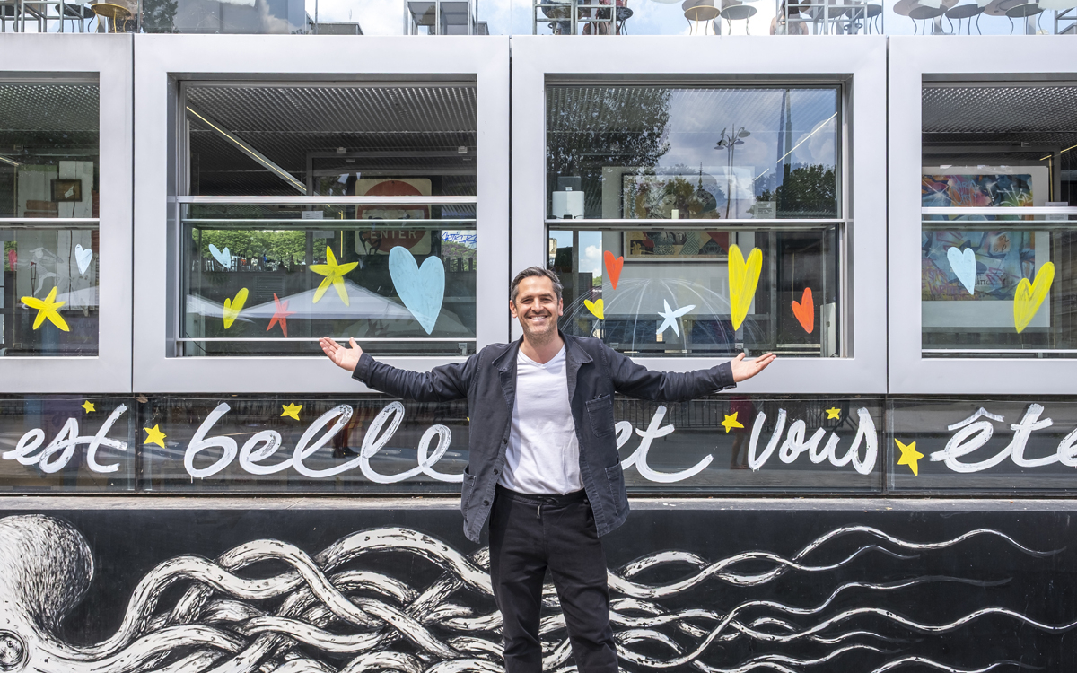 Portrait de Nicolas Laugero Lasserre, devant la péniche Fluctuart dont il est le cofondateur.