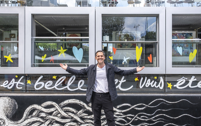 Portrait de Nicolas Laugero Lasserre, devant la péniche Fluctuart dont il est le cofondateur.