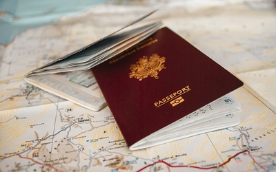 Un passeport posé sur une carte routière