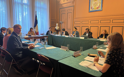 La salle du conseil d'arrondissement avec ses membres réunis