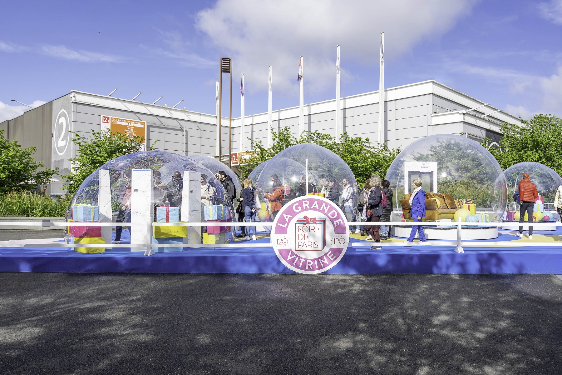 Des gens dans des bulles à la porte de Versailles