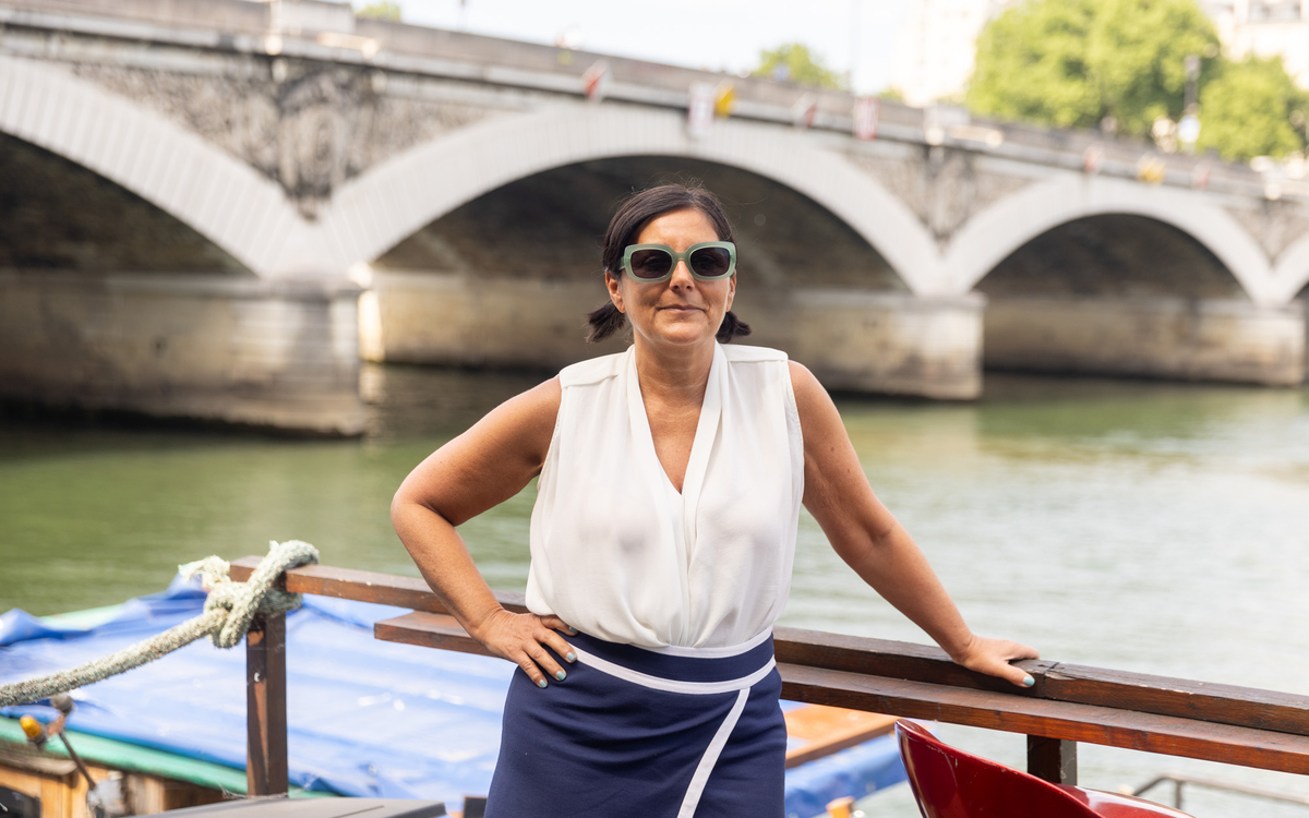 Amber Silverstein Hueber sur la terasse de sa péniche sur la Seine