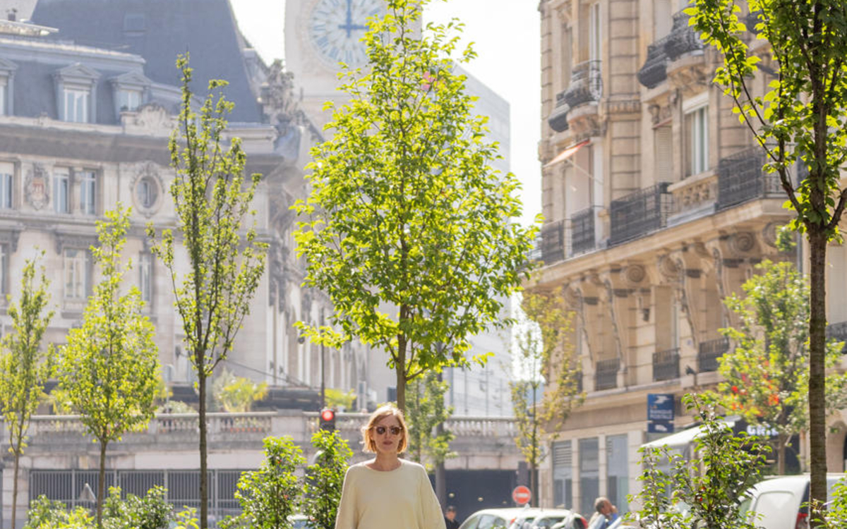 Une femme et son jeune fils en draisienne se promènent rue Abel et profitent de ses trottoirs élargis et végétalisés