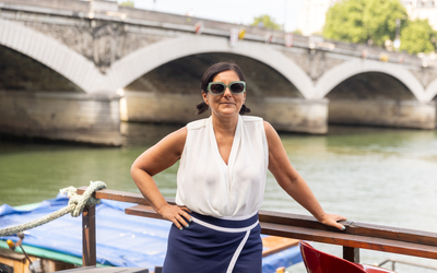 Amber Silverstein Hueber sur la terasse de sa péniche sur la Seine 