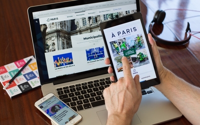 Une personne en train de manipuler une tablette informatique