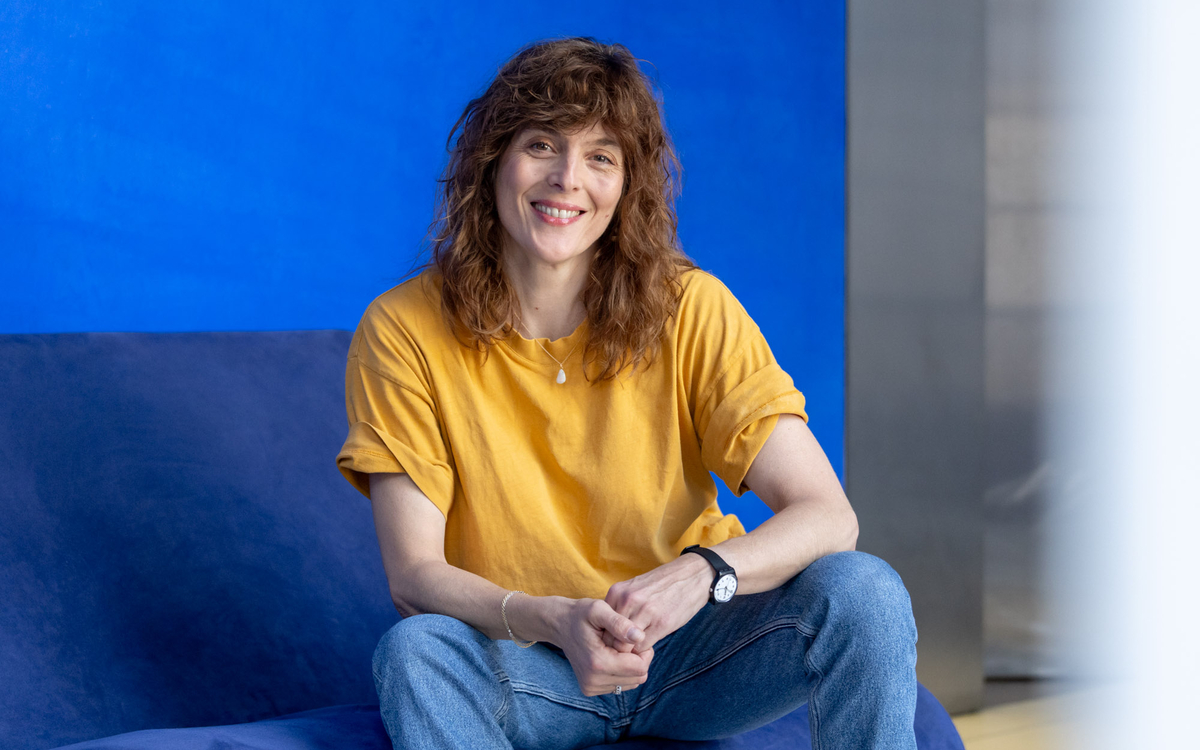 femme en jean et t-shirt jaune