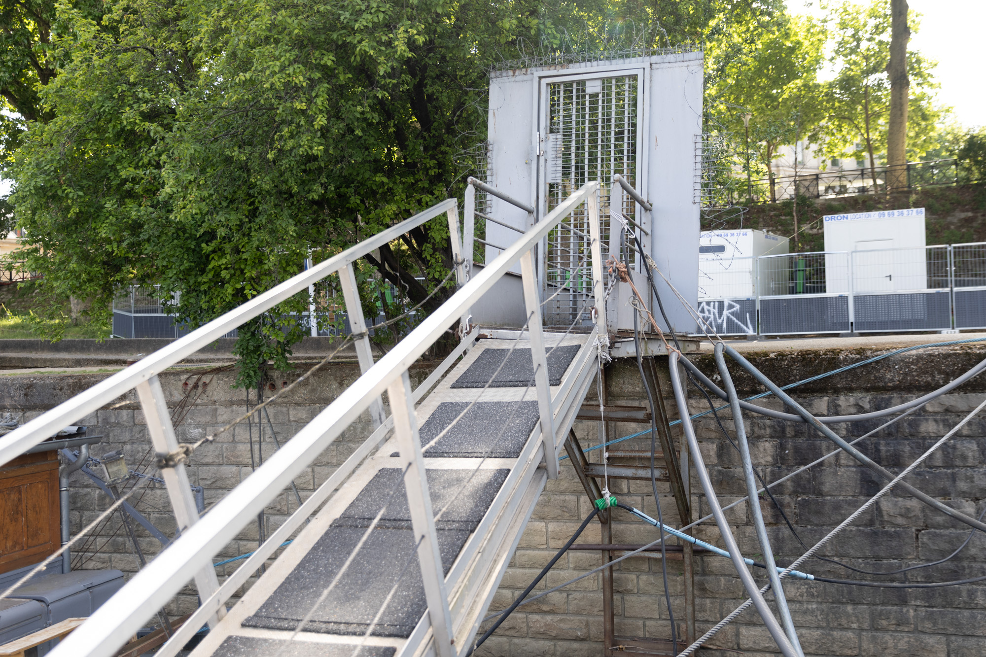 Une grande passerrelle grise qui permet de monter sur la péniche Mercure
