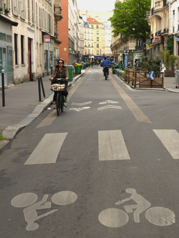 des cyclistes circulent dans la vélorue de Charenton