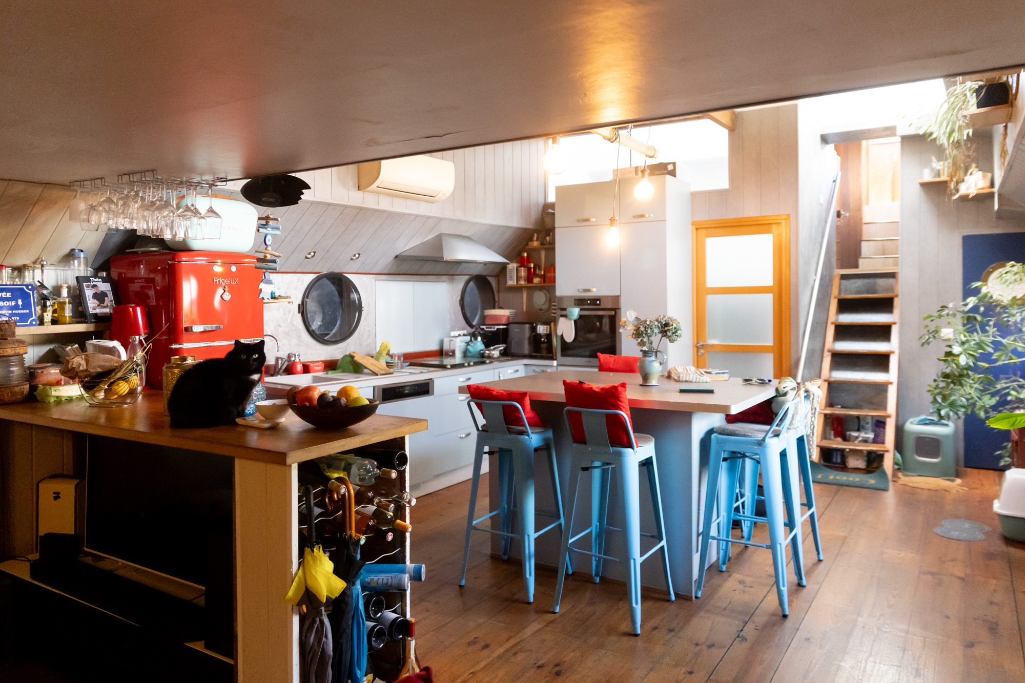 La cuisine de la péniche Mercure