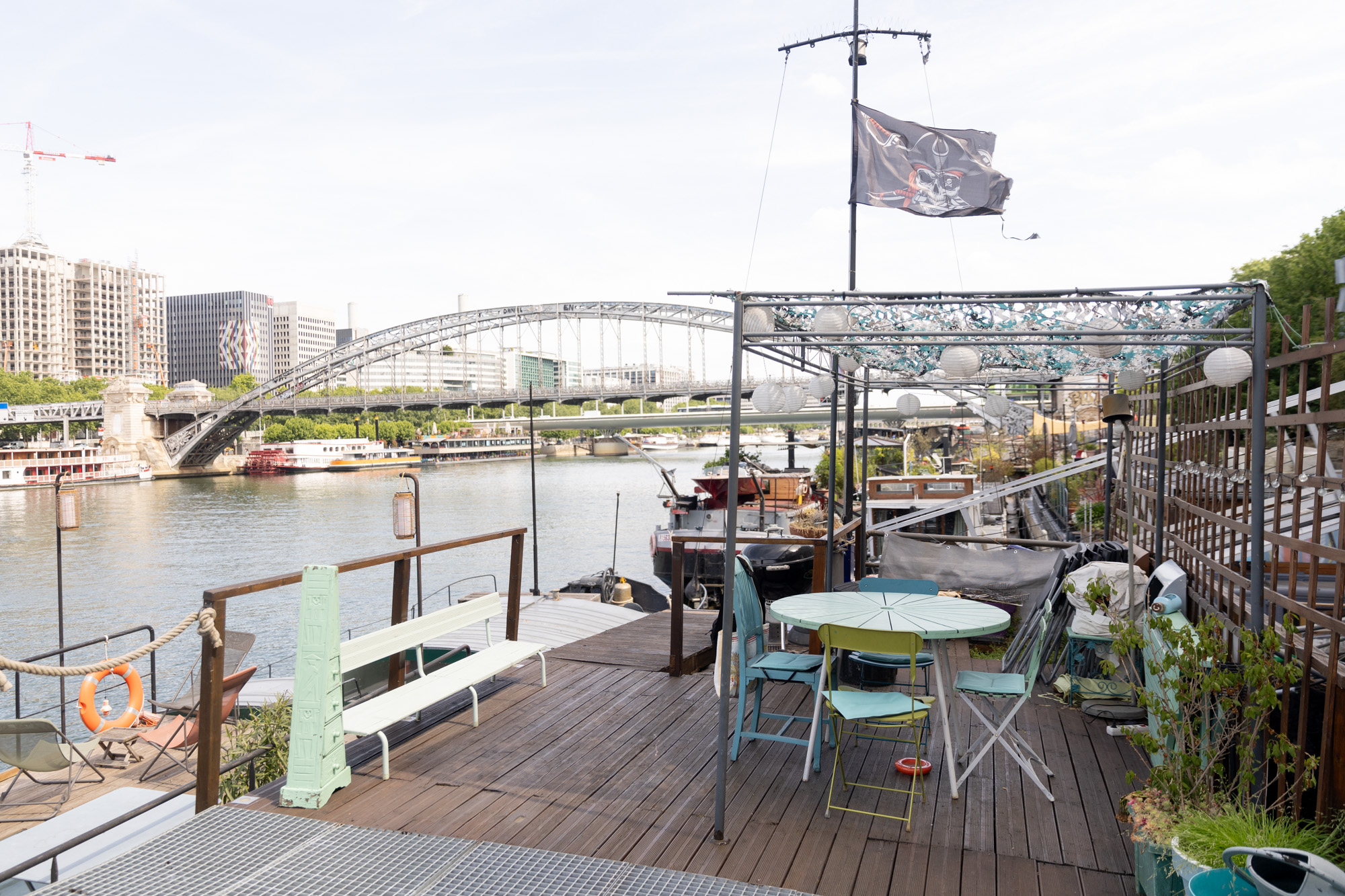La terrasse de la péniche Mercure en face de la gare d' d'Austerlitz