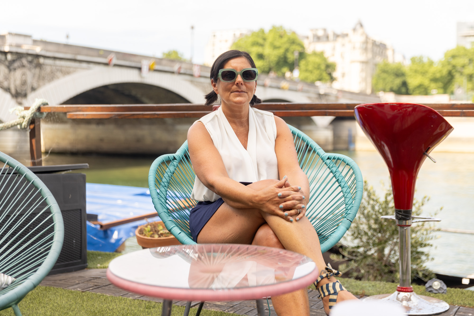 amber assise sur sa chaise bleu sur sa terrasse