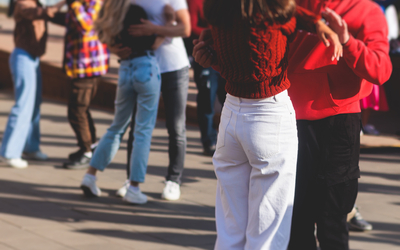 Un couple danse dans la rue