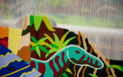 Tapisserie colorée aux motifs végétaux