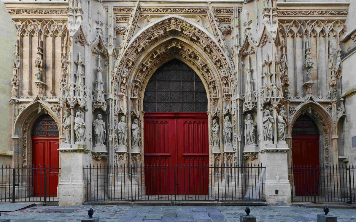 photo de la façade restaurée de l'église Saint-Merry