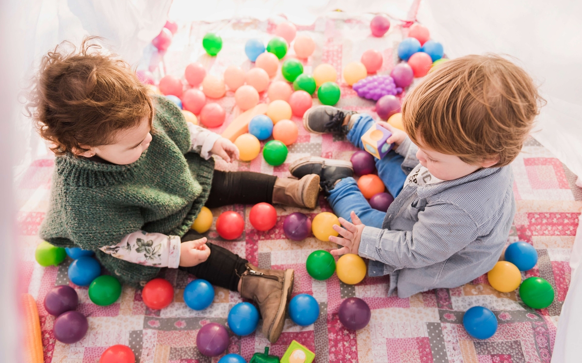 Des enfants dans une piscine à boules